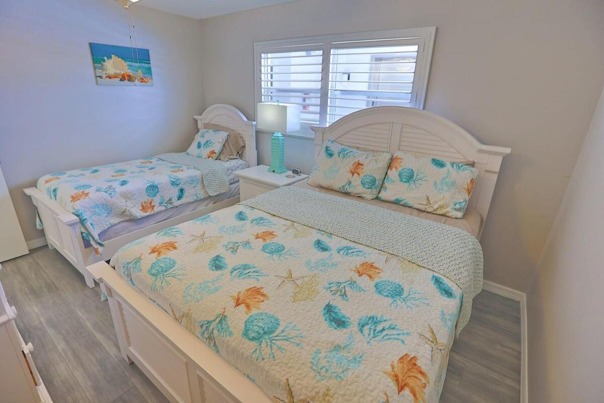 Updated Condo With Pool, Walk To Crescent Beach & Restaurants! Sarasota Ngoại thất bức ảnh